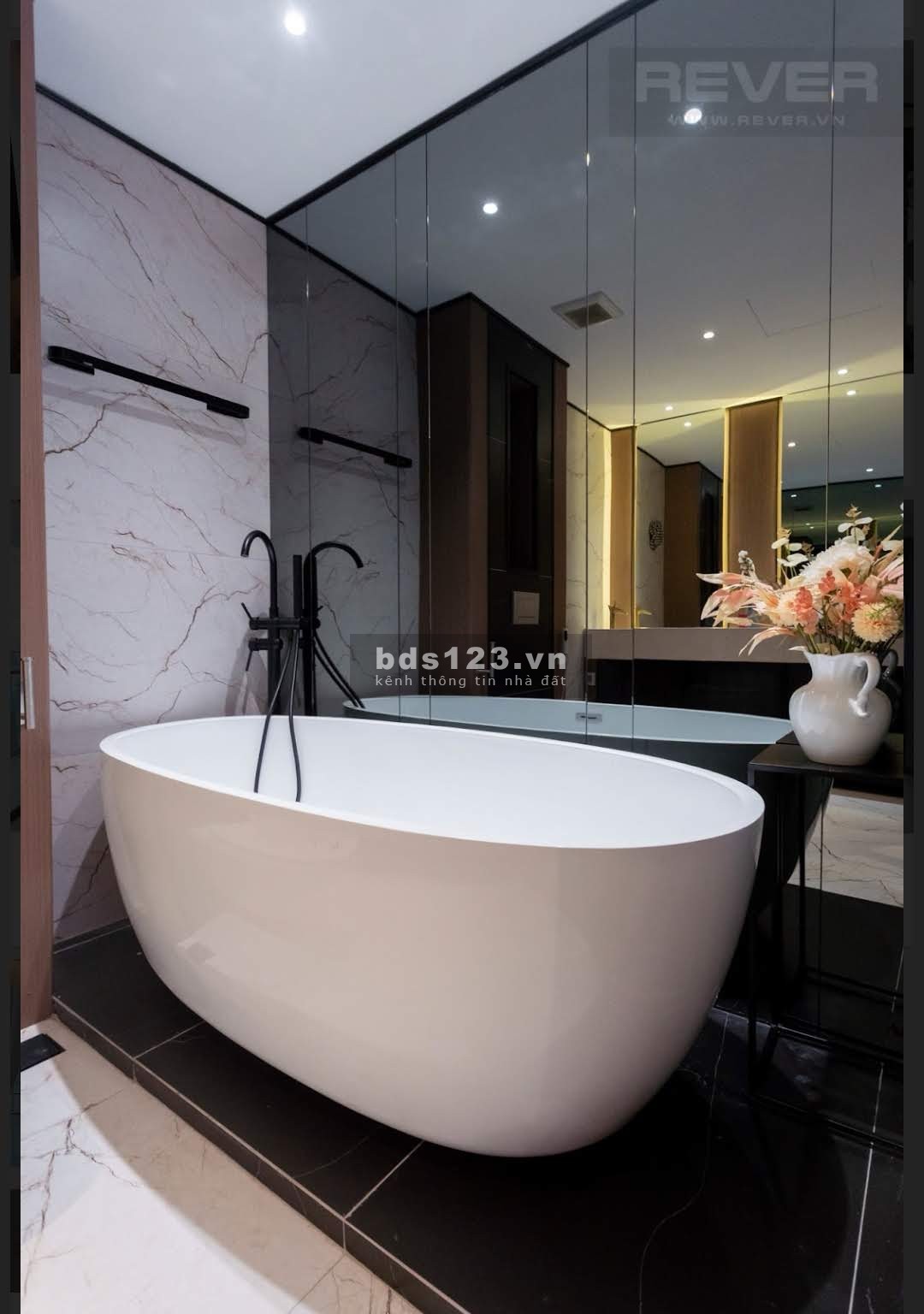 Cần cho thuê gấp căn hộ 3 phòng ngủ Vinhomes Golden River Bason Quận 1 giá tốt chỉ từ 60 triệu/th