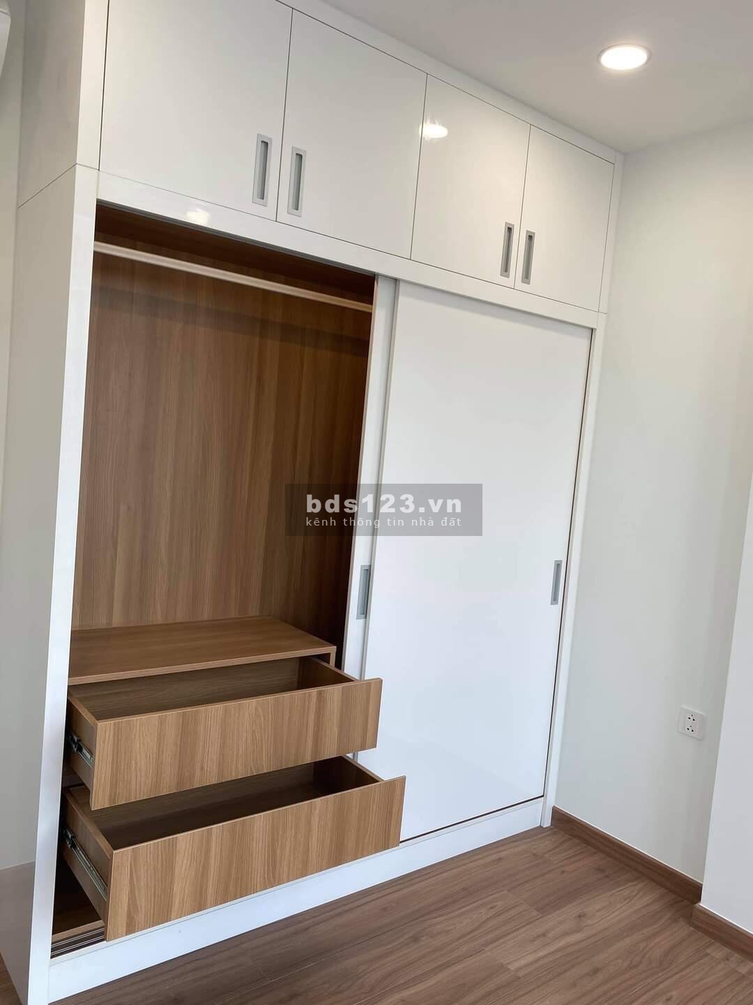 Bán căn góc 65m2 Eco Green 2PN 2WC, hướng ĐN, Full nội thất. Giá 4 tỷ bao thuế phí. LH: 0909868129