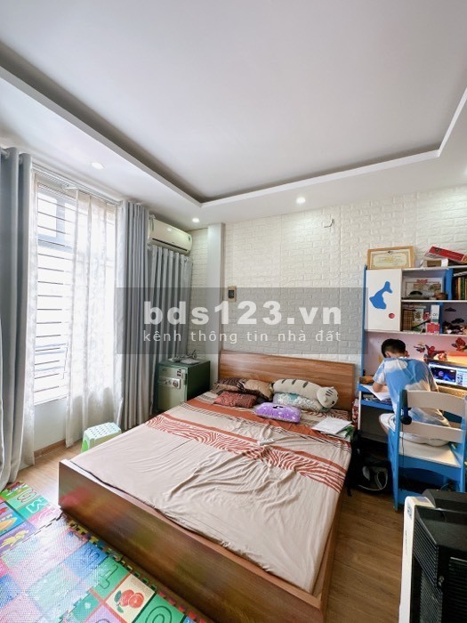 Bán nhà phố Lĩnh Nam, dành cho gia đình nhỏ, mặt ngõ, ngõ thông tứ phía, buôn bán nhỏ.