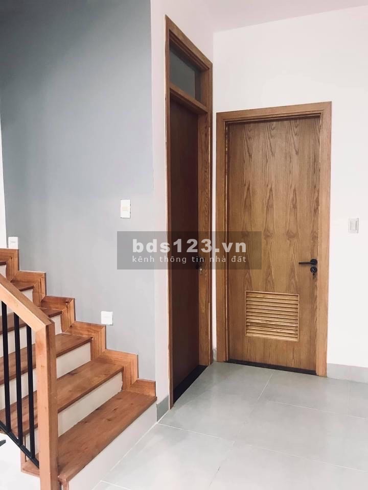 Bán nhà đường Bùi Vịnh, Cẩm Lệ. Nhà mới xây 1 năm full nội thất 3 tầng. Nhỉnh 3 tỷ