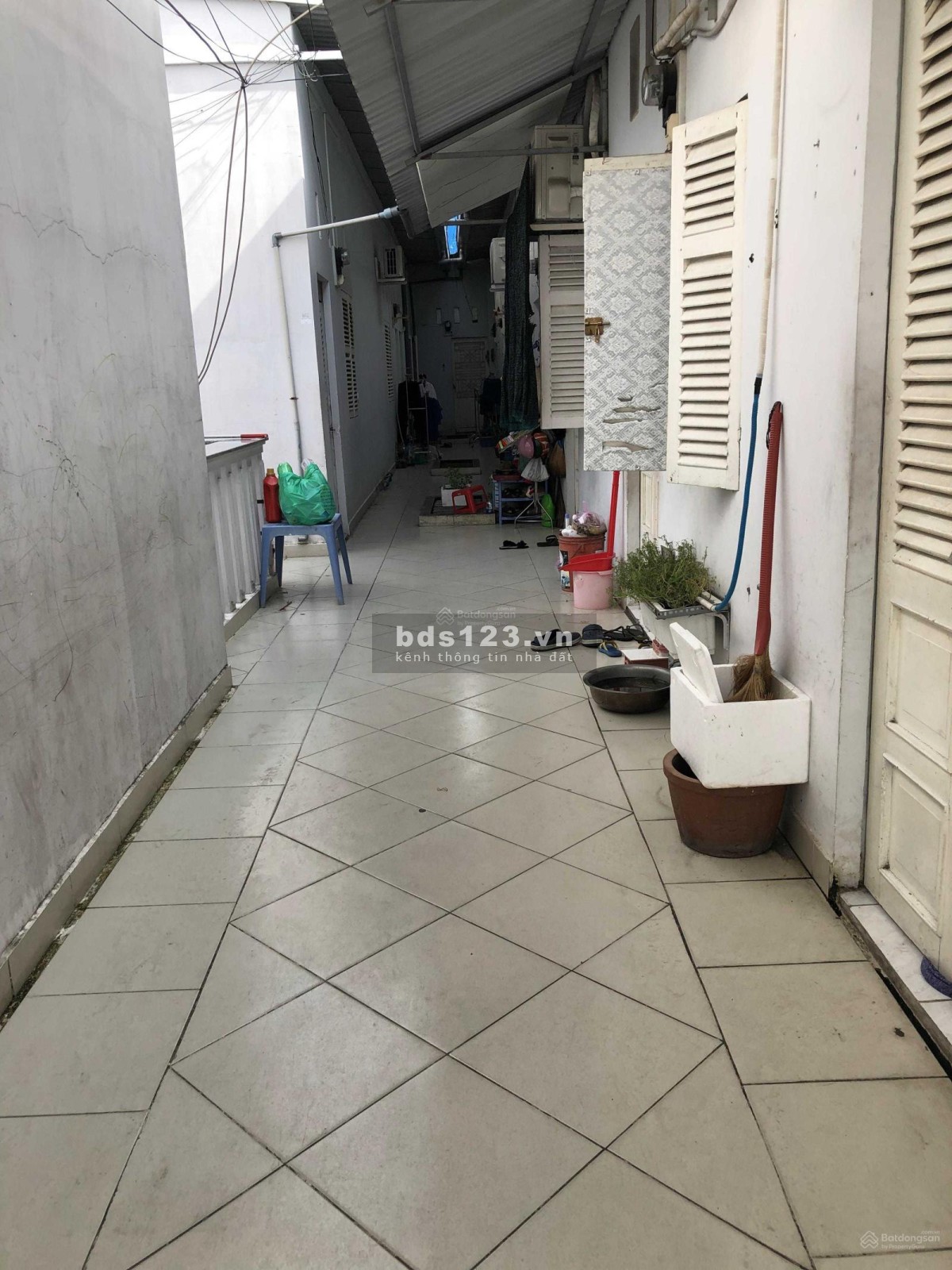 Phòng trọ rất rộng 30m2, có Gác lửng + kệ bếp, WC riêng. Vô trung tâm chỉ 10 phút