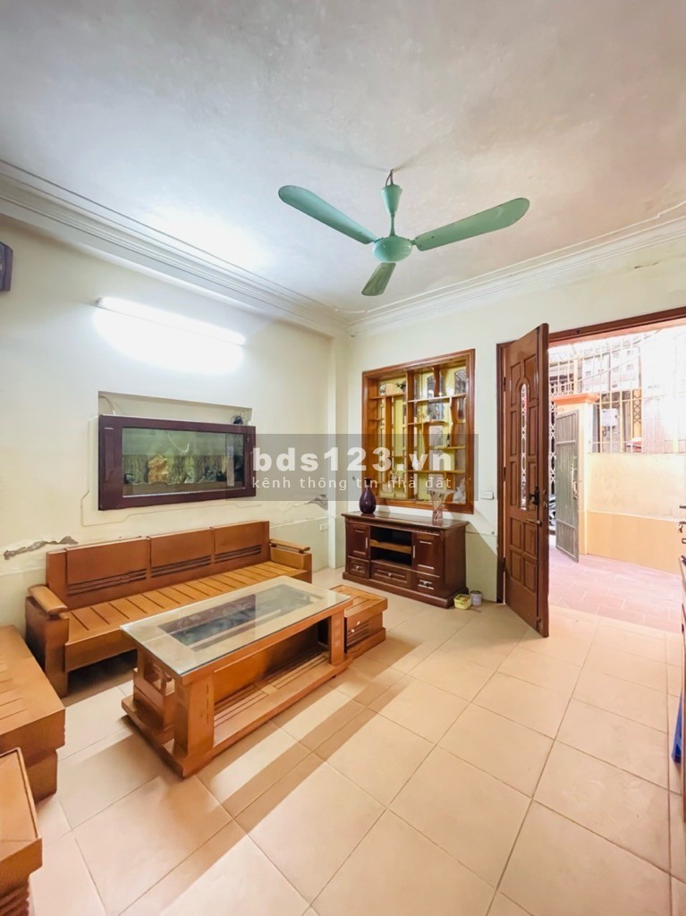 Nhà dân xây, khung cột kiên cố, lô góc 2 thoáng, ba gác đỗ cửa, giá cực kì hợp lý