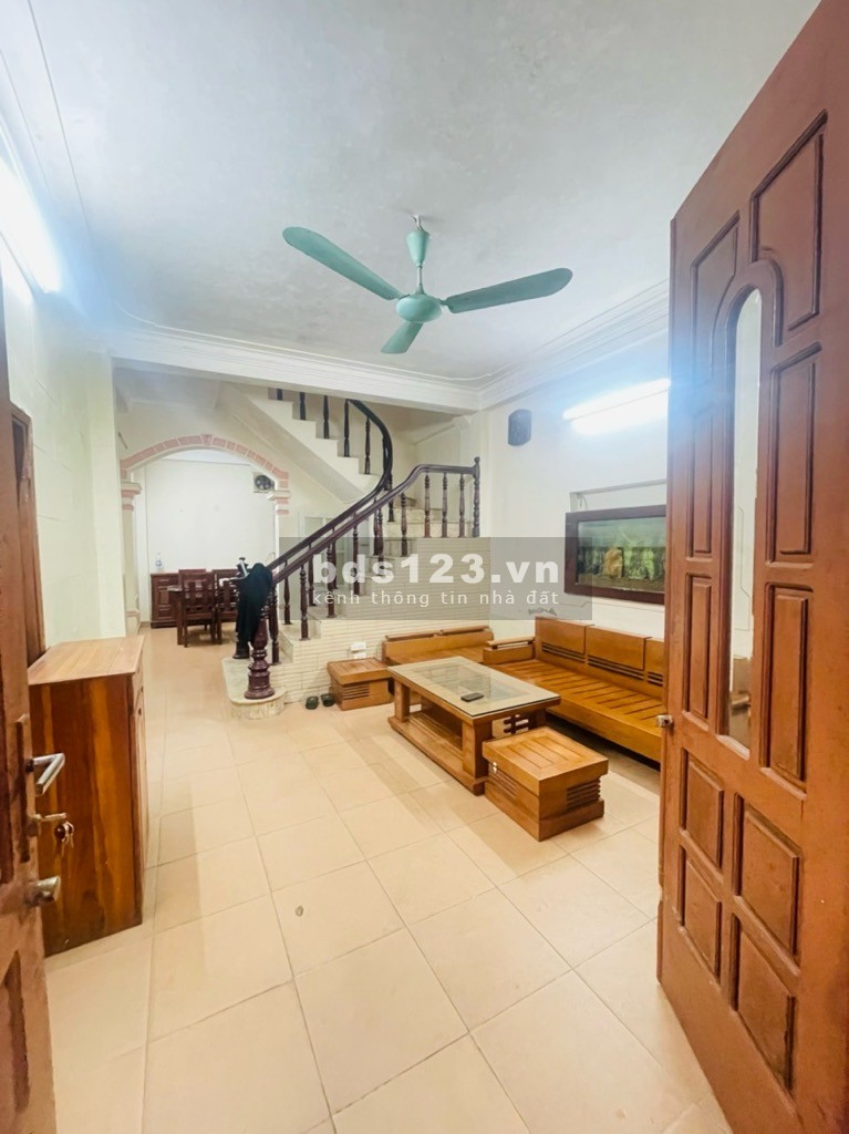 Nhà dân xây, khung cột kiên cố, lô góc 2 thoáng, ba gác đỗ cửa, giá cực kì hợp lý