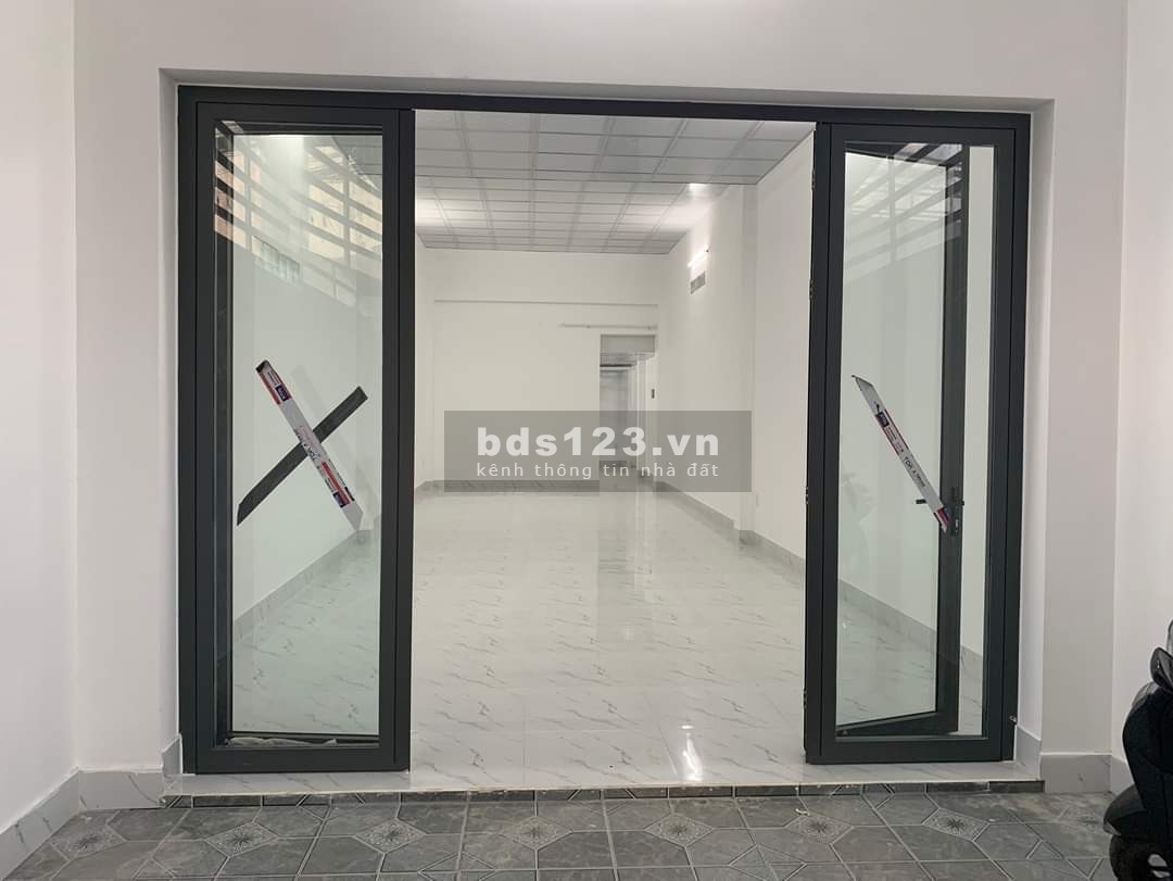 Nhà sát QL13, 4,5X25, sân đậu oto 7 chỗ, phòng khách siêu rộng, làm văn phòng, dạy học