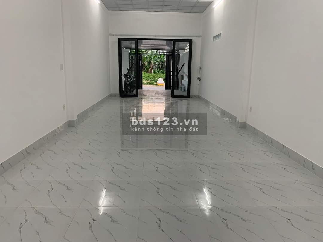 Nhà sát QL13, 4,5X25, sân đậu oto 7 chỗ, phòng khách siêu rộng, làm văn phòng, dạy học