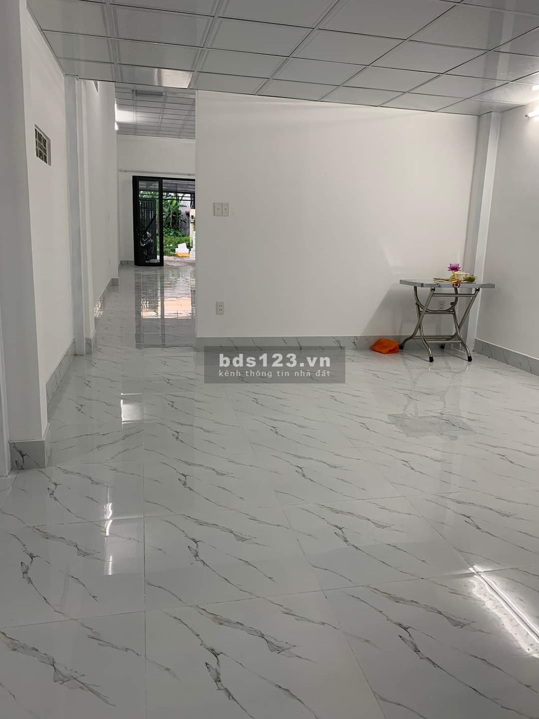 Nhà sát QL13, 4,5X25, sân đậu oto 7 chỗ, phòng khách siêu rộng, làm văn phòng, dạy học
