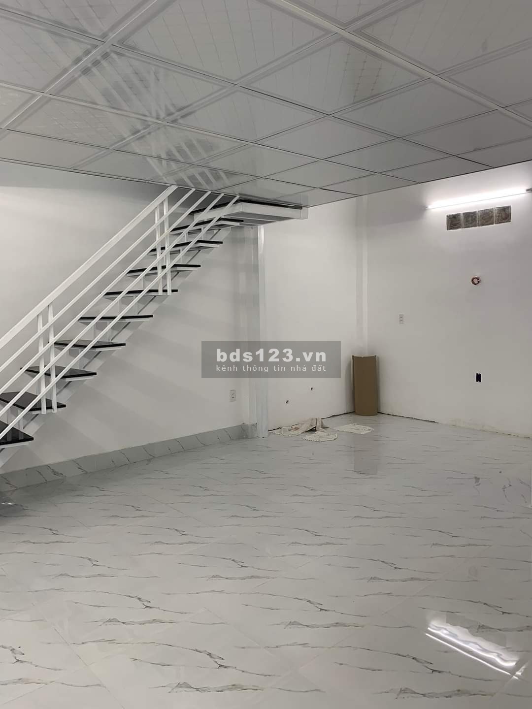 Nhà sát QL13, 4,5X25, sân đậu oto 7 chỗ, phòng khách siêu rộng, làm văn phòng, dạy học