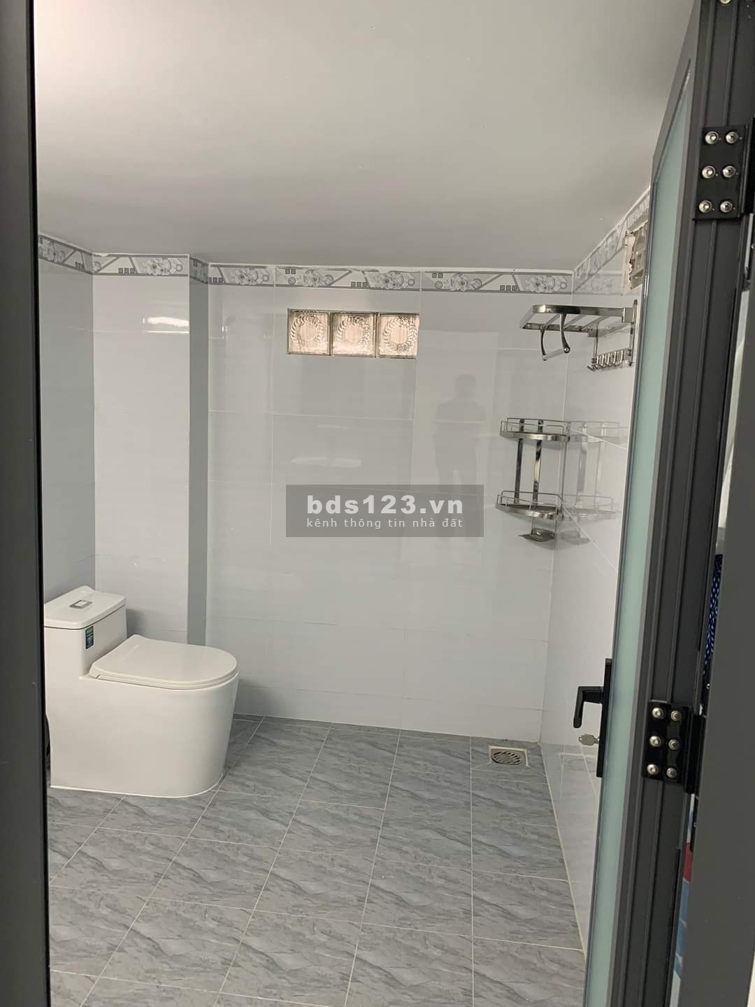 Nhà sát QL13, 4,5X25, sân đậu oto 7 chỗ, phòng khách siêu rộng, làm văn phòng, dạy học