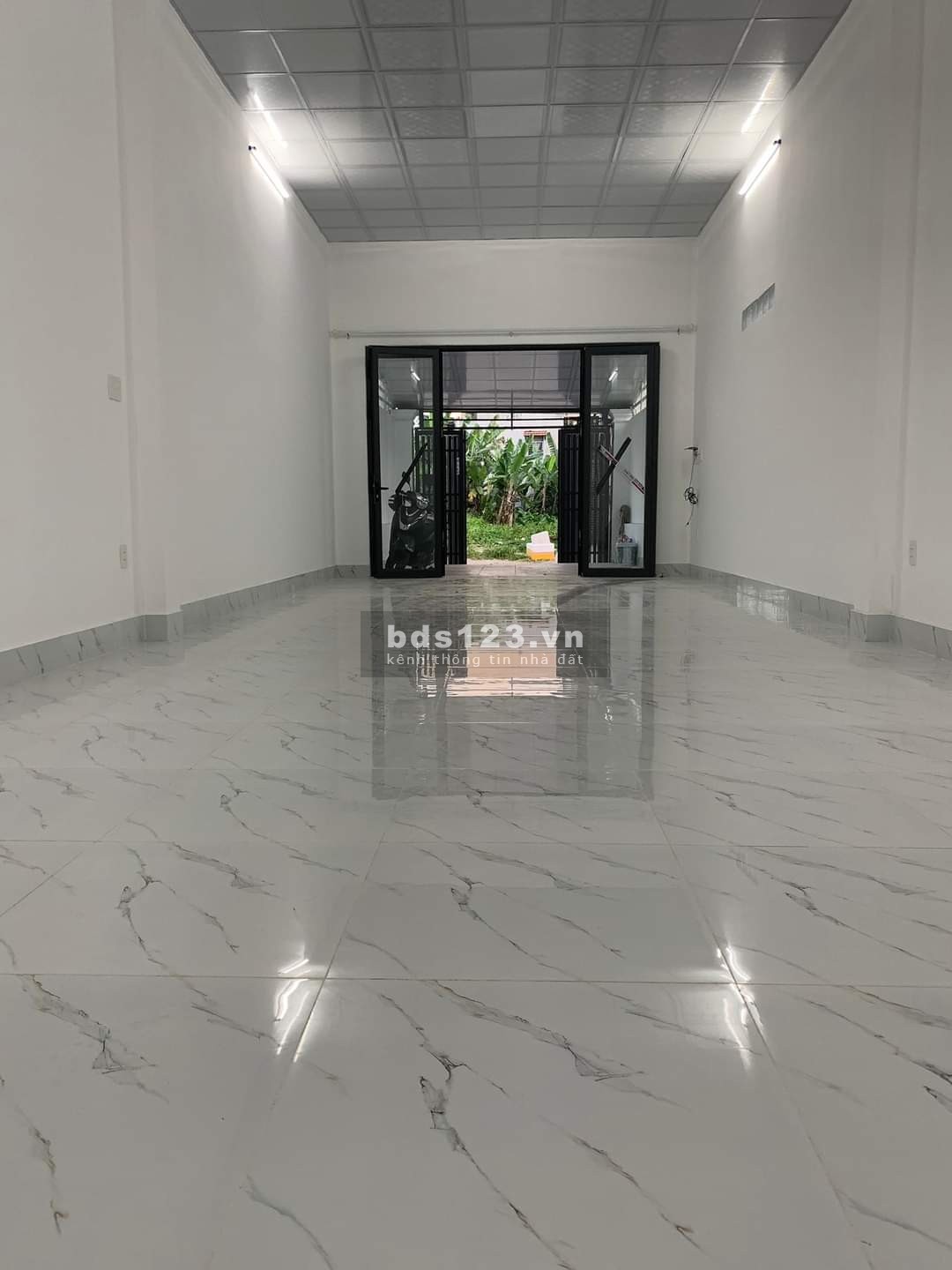 Nhà sát QL13, 4,5X25, sân đậu oto 7 chỗ, phòng khách siêu rộng, làm văn phòng, dạy học