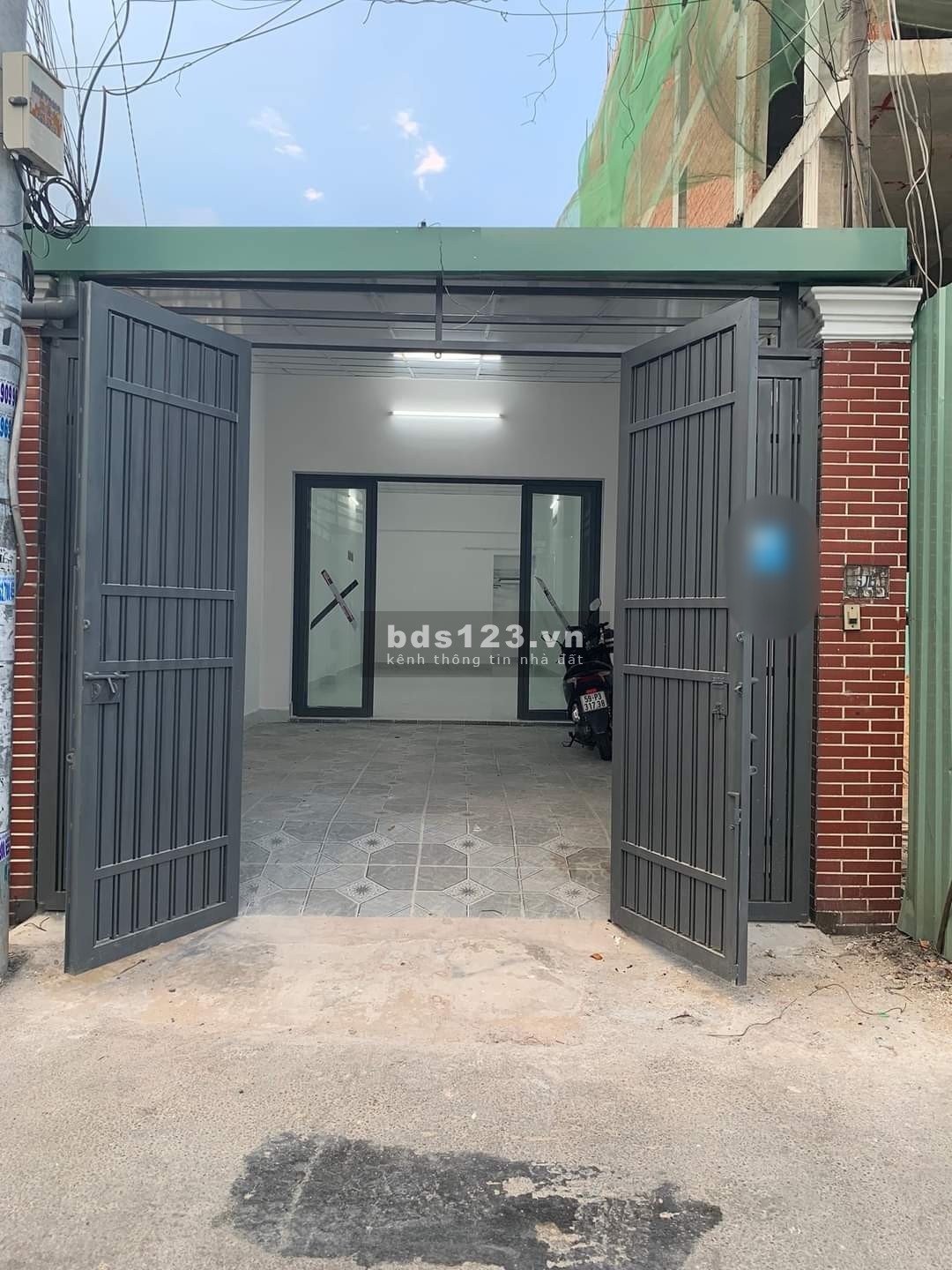 Nhà sát QL13, 4,5X25, sân đậu oto 7 chỗ, phòng khách siêu rộng, làm văn phòng, dạy học