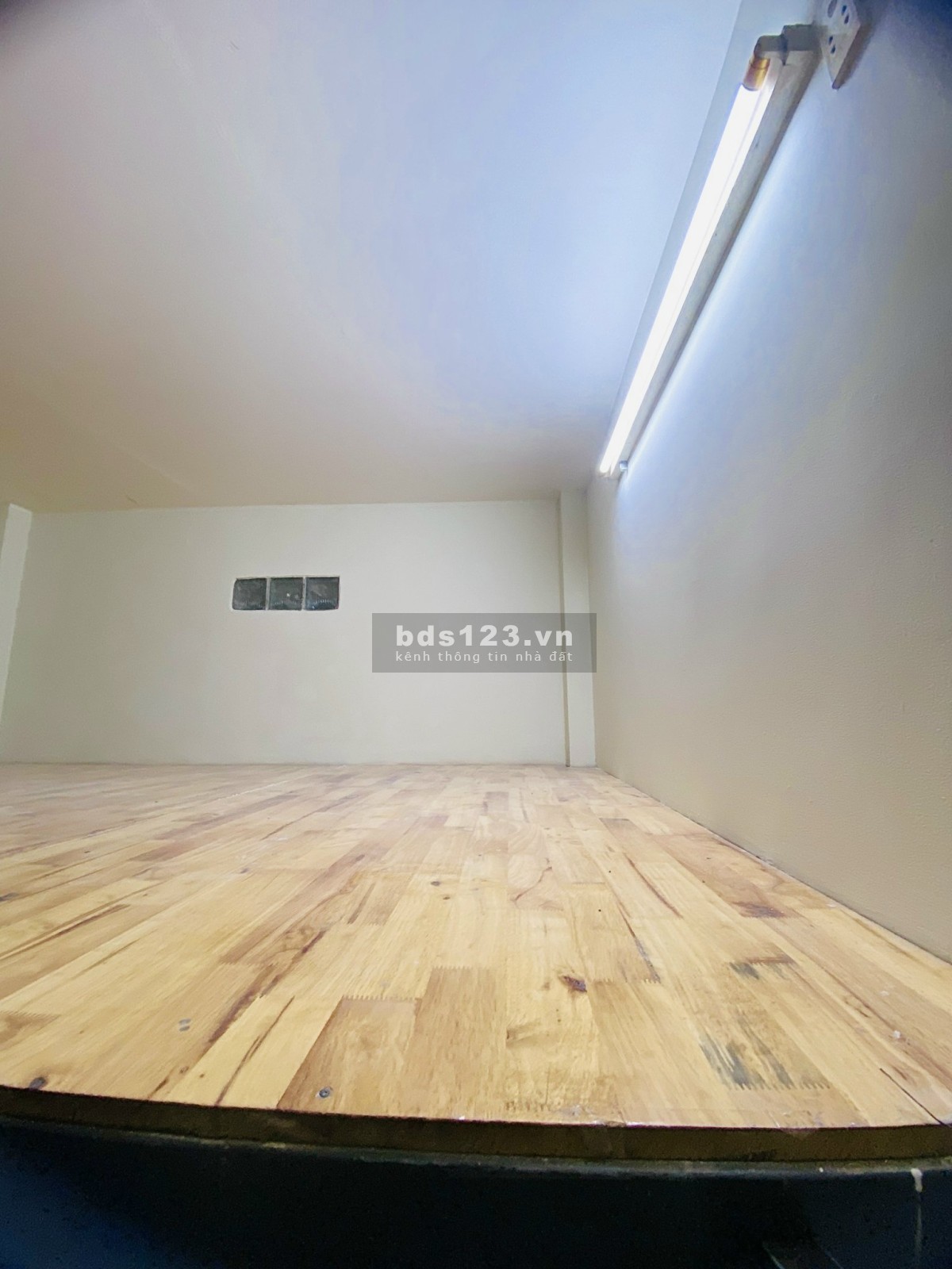 Phòng trọ rất rộng 30m2, có Gác lửng + kệ bếp, WC riêng. Vô trung tâm chỉ 10 phút