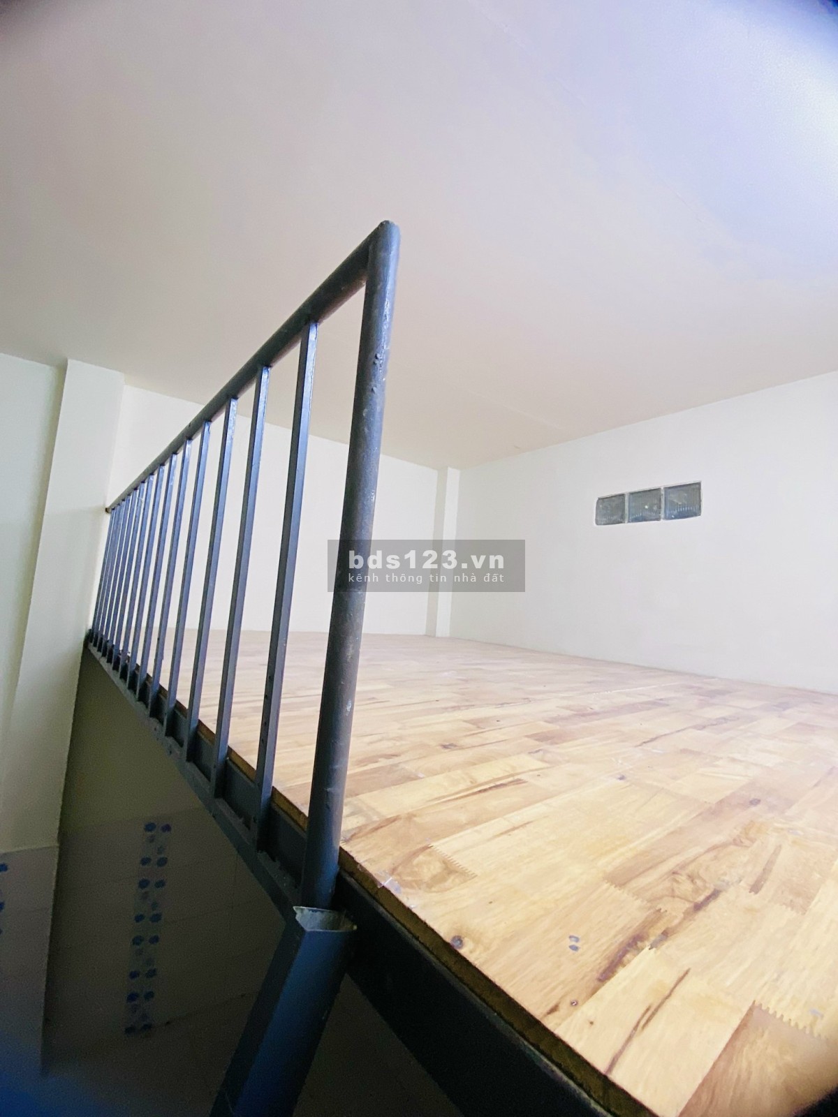 Phòng trọ rất rộng 30m2, có Gác lửng + kệ bếp, WC riêng. Vô trung tâm chỉ 10 phút