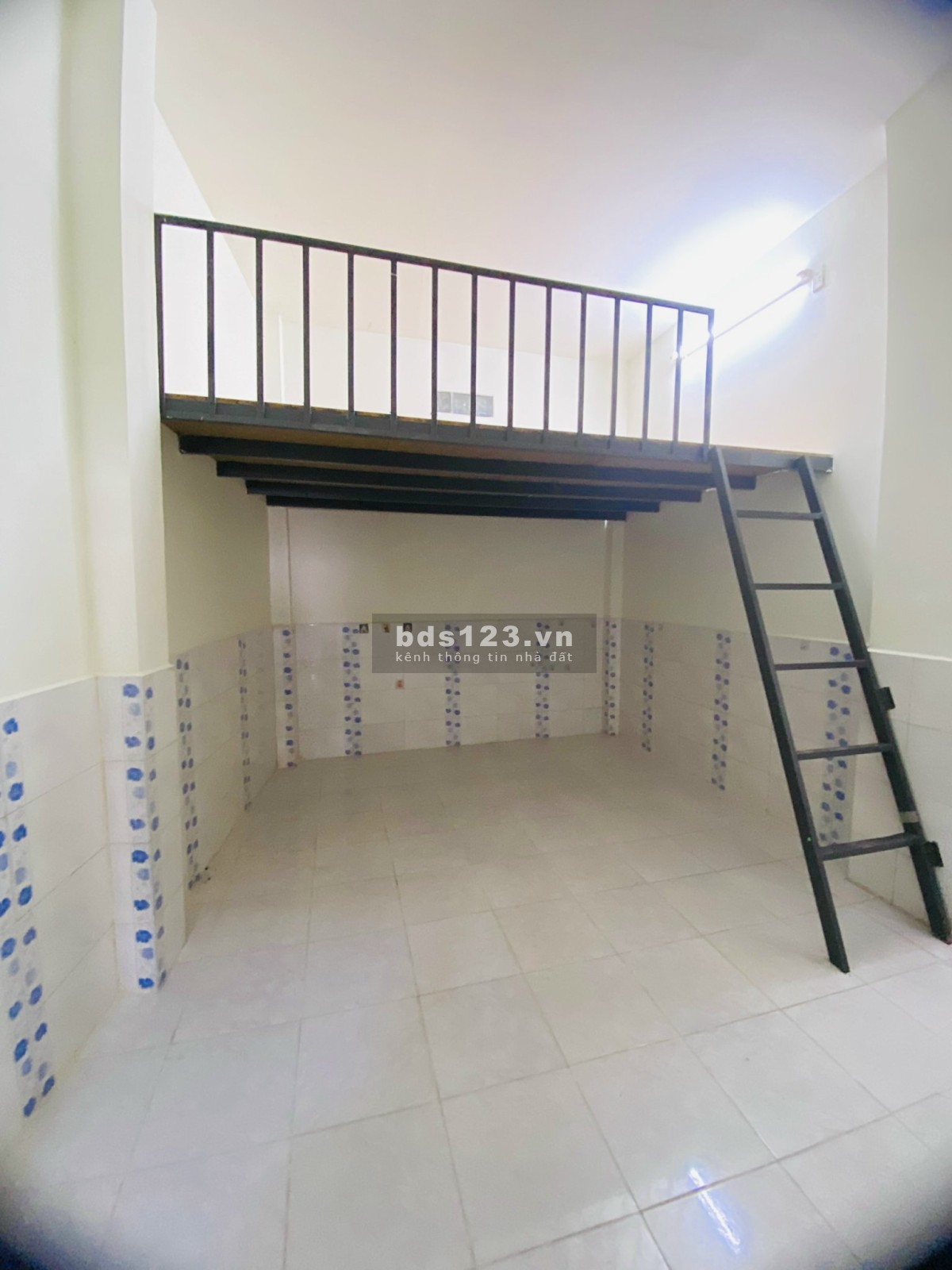 Phòng trọ rất rộng 30m2, có Gác lửng + kệ bếp, WC riêng. Vô trung tâm chỉ 10 phút
