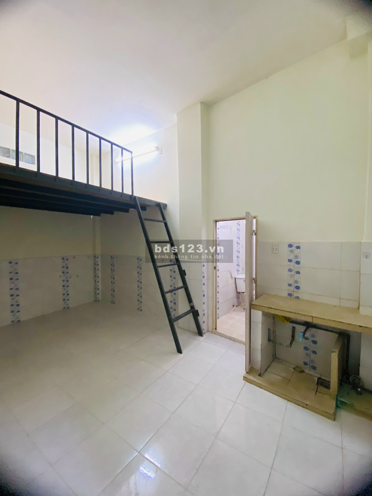 Phòng trọ rất rộng 30m2, có Gác lửng + kệ bếp, WC riêng. Vô trung tâm chỉ 10 phút