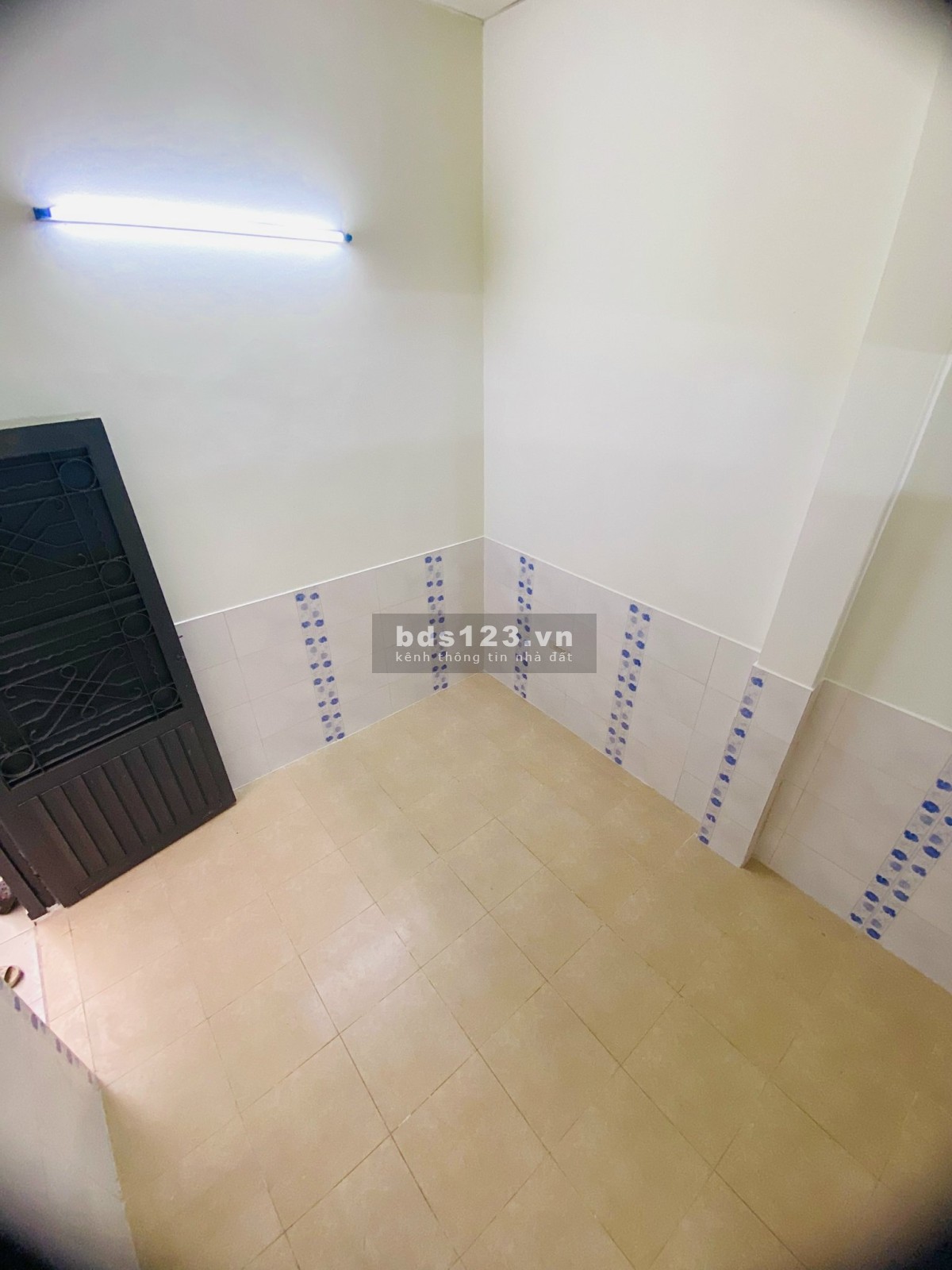 Phòng trọ rất rộng 30m2, có Gác lửng + kệ bếp, WC riêng. Vô trung tâm chỉ 10 phút