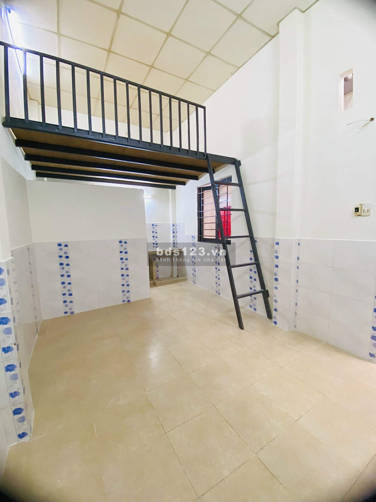 Phòng trọ rất rộng 30m2, có Gác lửng + kệ bếp, WC riêng. Vô trung tâm chỉ 10 phút