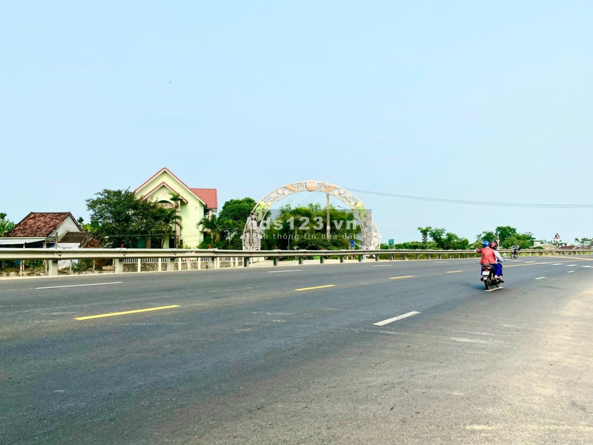 Bán gấp 300m2 ngang 12m đất ở 2 mặt tiền Sát Quốc Lộ 1A - Cách Hội An 6km. Giá 4,5 Triệu /m2