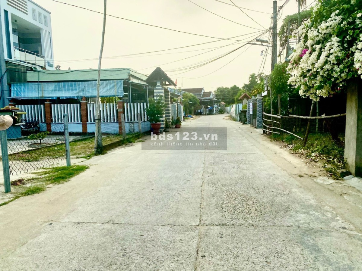 Bán gấp 300m2 ngang 12m đất ở 2 mặt tiền Sát Quốc Lộ 1A - Cách Hội An 6km. Giá 4,5 Triệu /m2