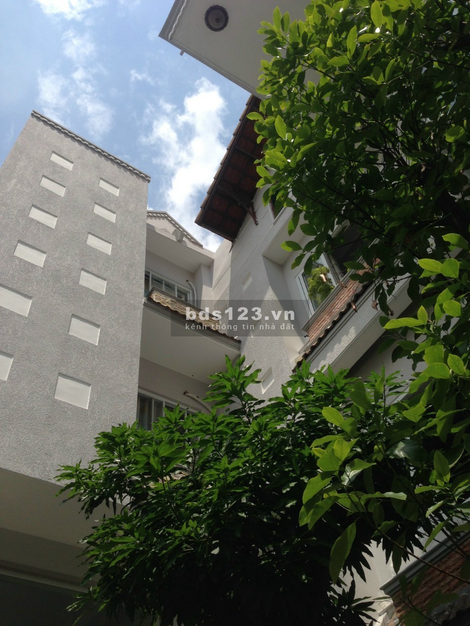 Chỉ 138 triệu/m2 sở hữu nhà biệt thự Bình Thạnh. Gồm 2 tòa nhà nằm trên khuôn viên đất 303,7 m2
