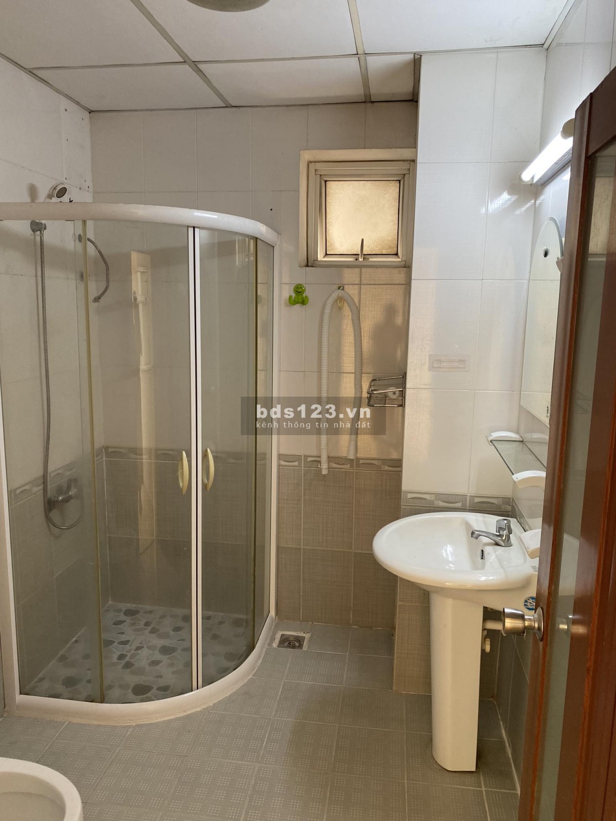 Cần cho thuê gấp căn hộ Lakai Quận 5, Dt : 100 m2, 2PN, 2WC, Giá : 10.5 tr/th,