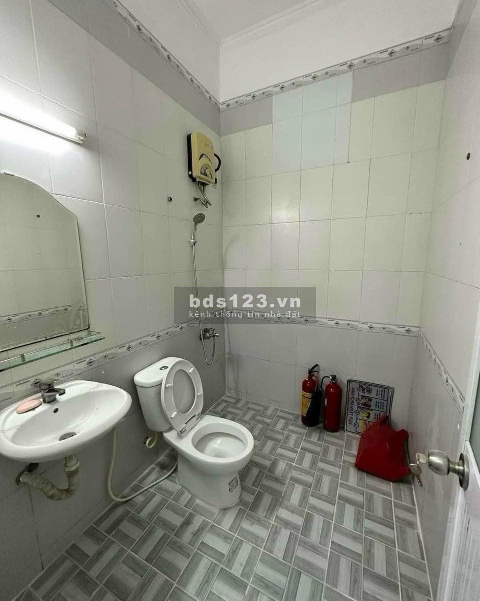 Bán nhà 3 tầng, quận 7, 8 phòng - Diện tích: 76m2, giá chỉ: 4 tỷ 850