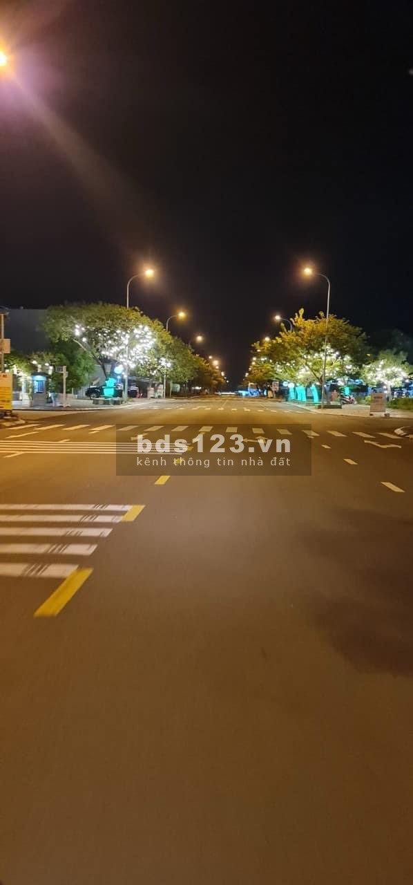 B2.35.23 đường 10.5m, lề mỗi bên 5m. Giá 2.650 dự án Goldenhllis