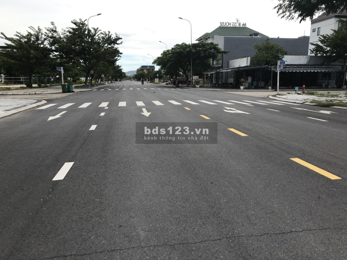 B2.35.23 đường 10.5m, lề mỗi bên 5m. Giá 2.650 dự án Goldenhllis