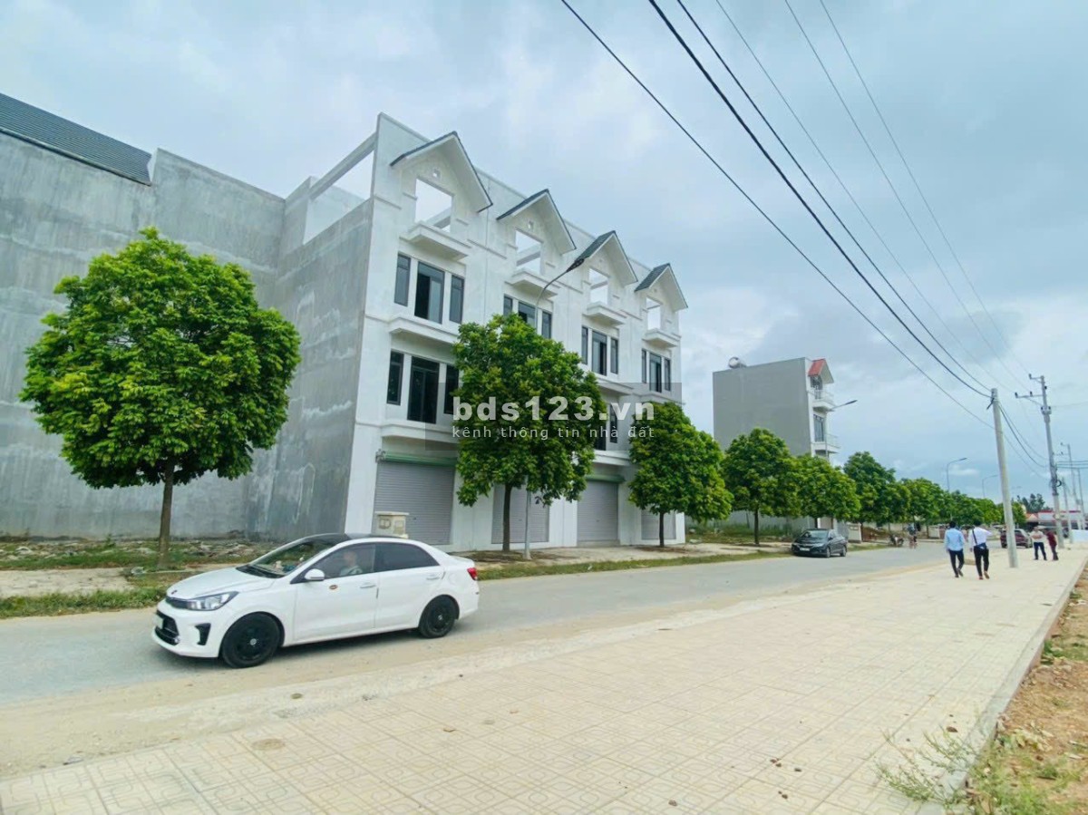 Bán căn shophouse 4 tầng kinh doanh sầm uất - Giá 2,6 tỷ - Sổ đỏ lâu dài - Sát chợ Hưng Hóa