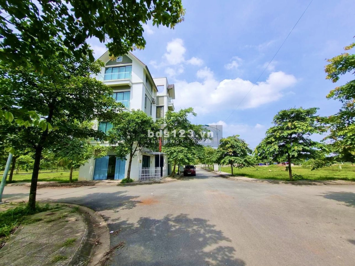 Bán căn shophouse 4 tầng kinh doanh sầm uất - Giá 2,6 tỷ - Sổ đỏ lâu dài - Sát chợ Hưng Hóa