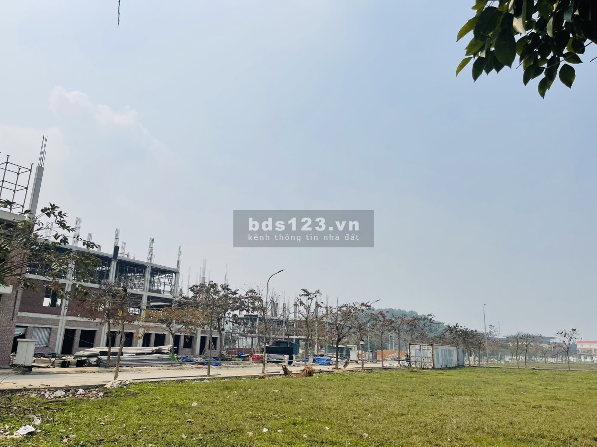Bán căn shophouse 4 tầng kinh doanh sầm uất - Giá 2,6 tỷ - Sổ đỏ lâu dài - Sát chợ Hưng Hóa
