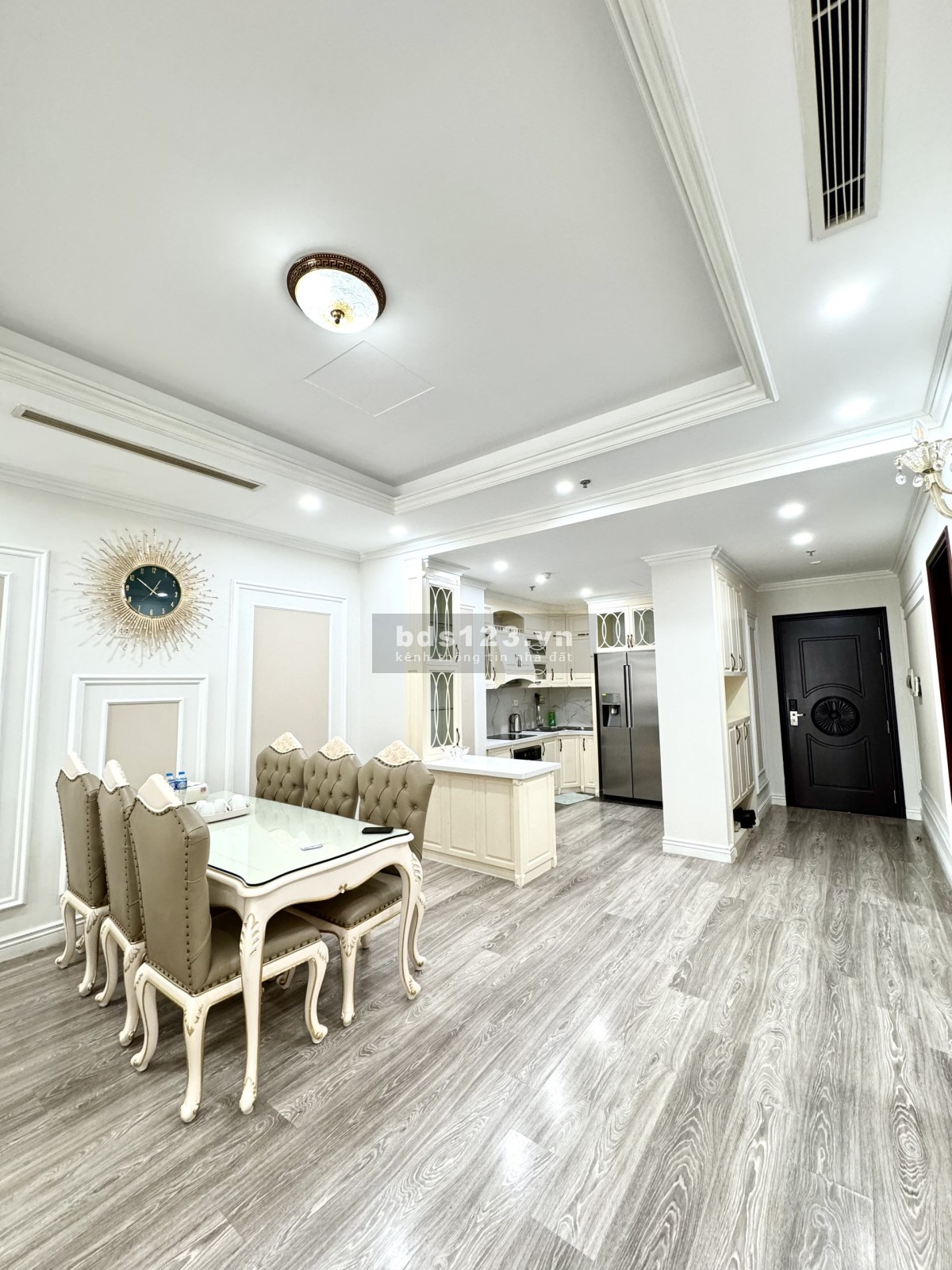 Bán nhanh căn 2 ngủ 113m2 R5 tầng trung ban công đông nam Royal City