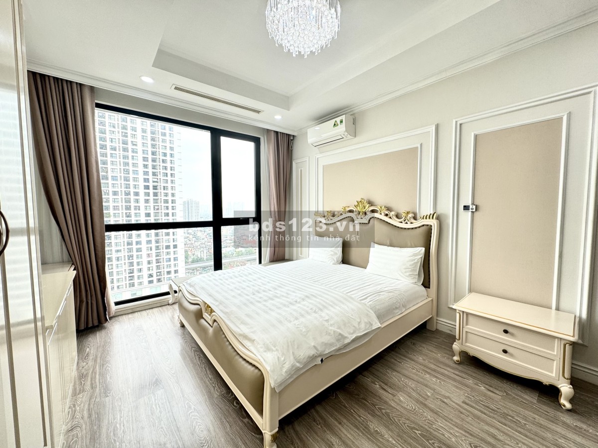 Bán nhanh căn 2 ngủ 113m2 R5 tầng trung ban công đông nam Royal City