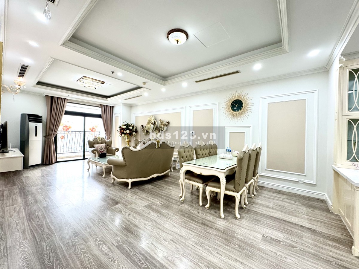 Bán nhanh căn 2 ngủ 113m2 R5 tầng trung ban công đông nam Royal City