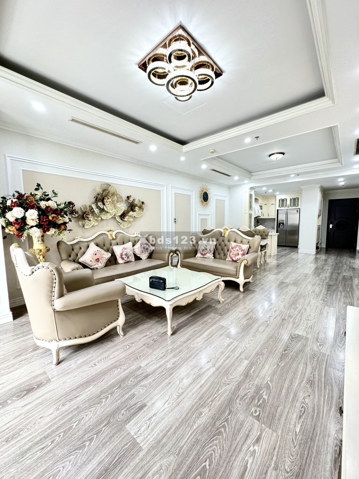 Bán nhanh căn 2 ngủ 113m2 R5 tầng trung ban công đông nam Royal City
