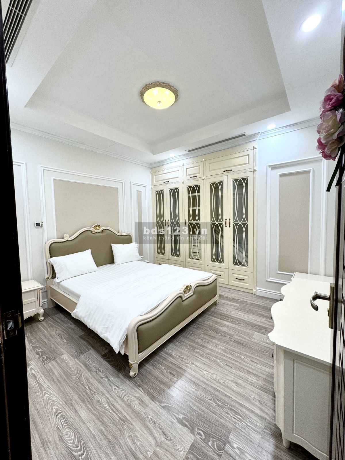 Bán nhanh căn 2 ngủ 113m2 R5 tầng trung ban công đông nam Royal City