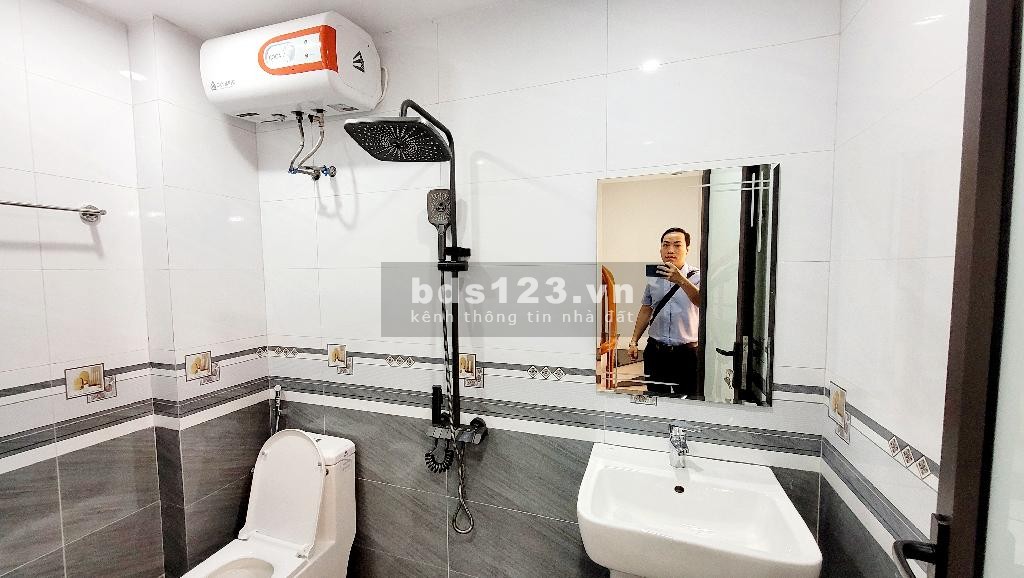Bán nhanh nhà Phúc Lợi 30m2, xây 5 tầng mới, nhỉnh 2,8 tỷ