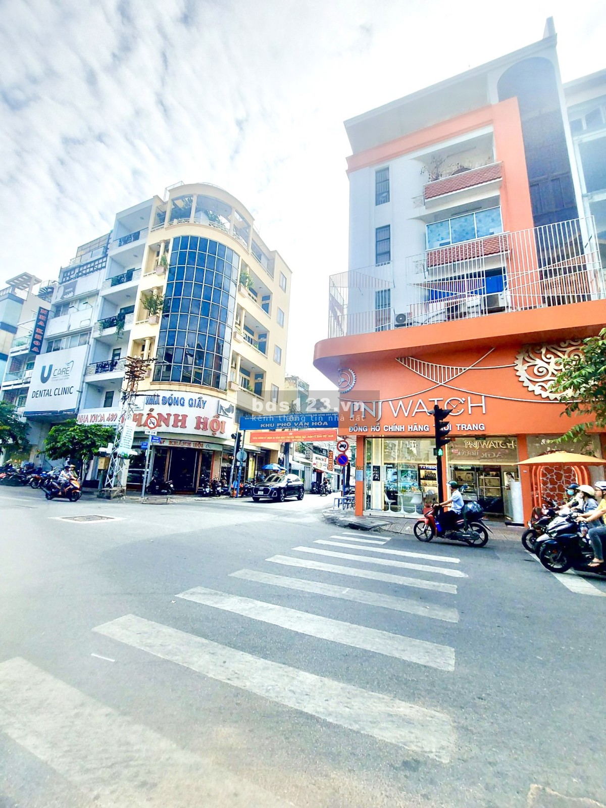 VIP - Cho thuê nhà góc 2 mặt tiền đường Nguyễn Đình Chiểu, Phường 2, Quận 3. DTSD: 200m2 + 4 lầu