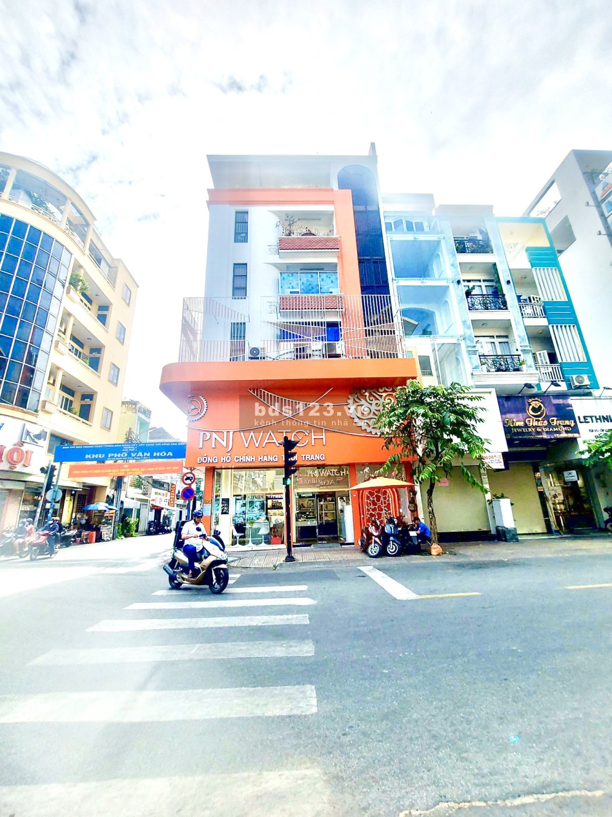 VIP - Cho thuê nhà góc 2 mặt tiền đường Nguyễn Đình Chiểu, Phường 2, Quận 3. DTSD: 200m2 + 4 lầu