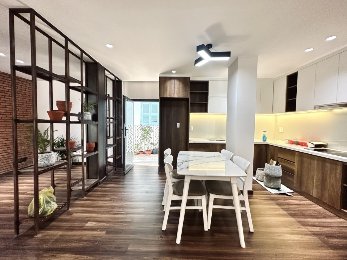 Gấp bán nhà Nguyễn Khuyến, Bình Thạnh, 3 tầng, 4 phòng ngủ, full nội thất mới 100% giá 6.x Tỷ