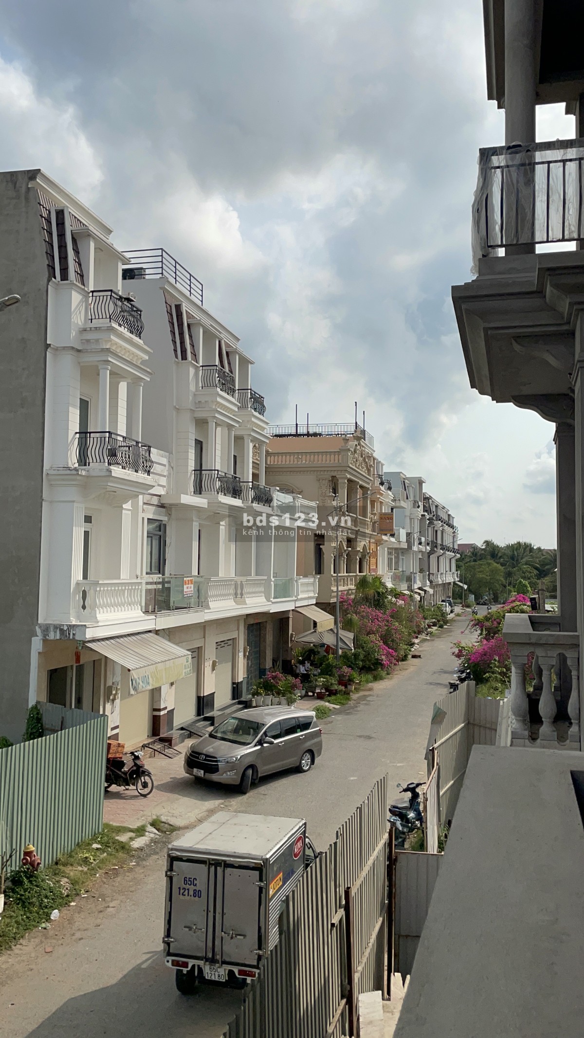 Bán nhà phố 1 trệt 3 lầu, mặt tiền chợ Bình Minh