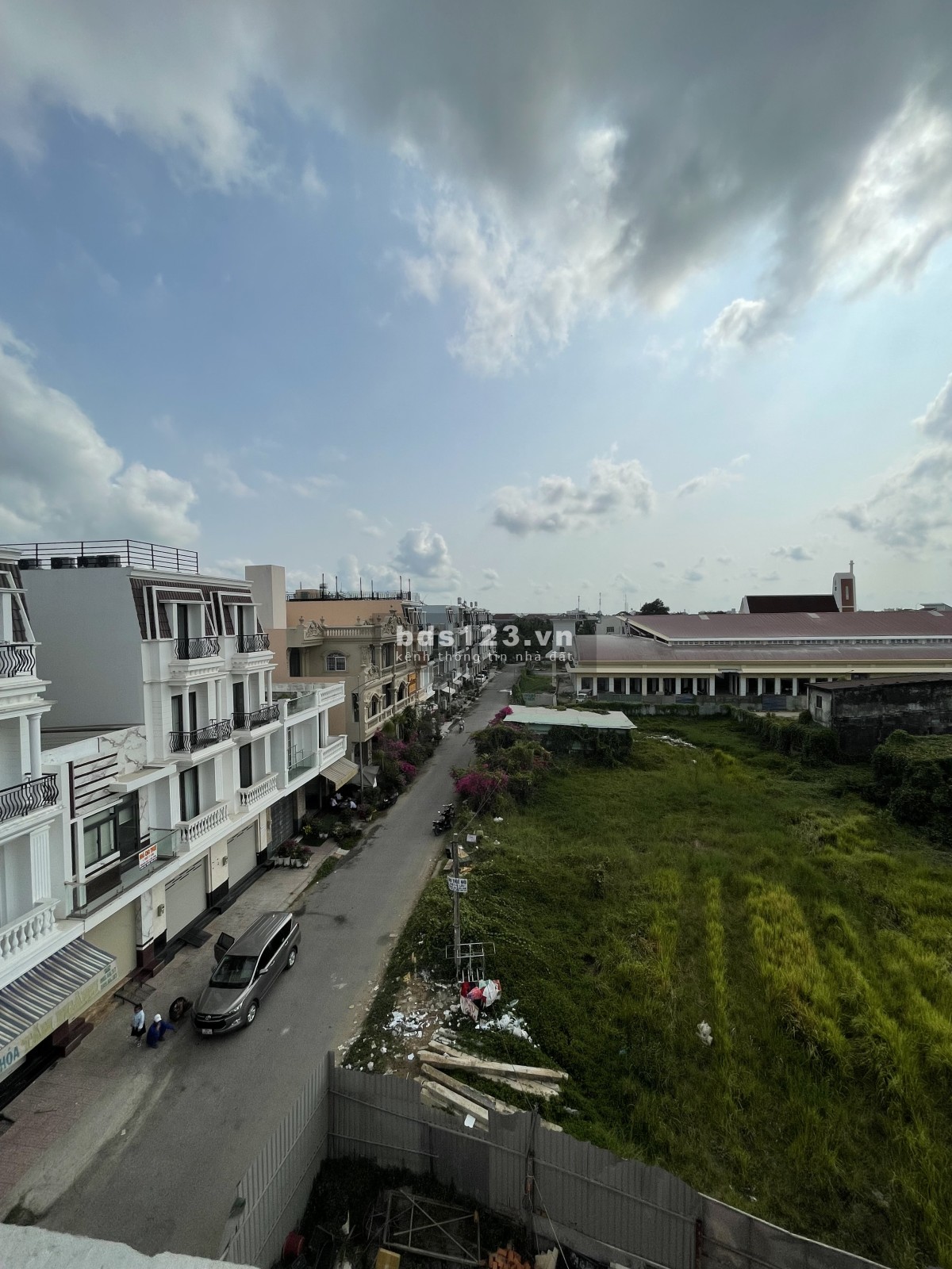 Bán nhà phố 1 trệt 3 lầu, mặt tiền chợ Bình Minh