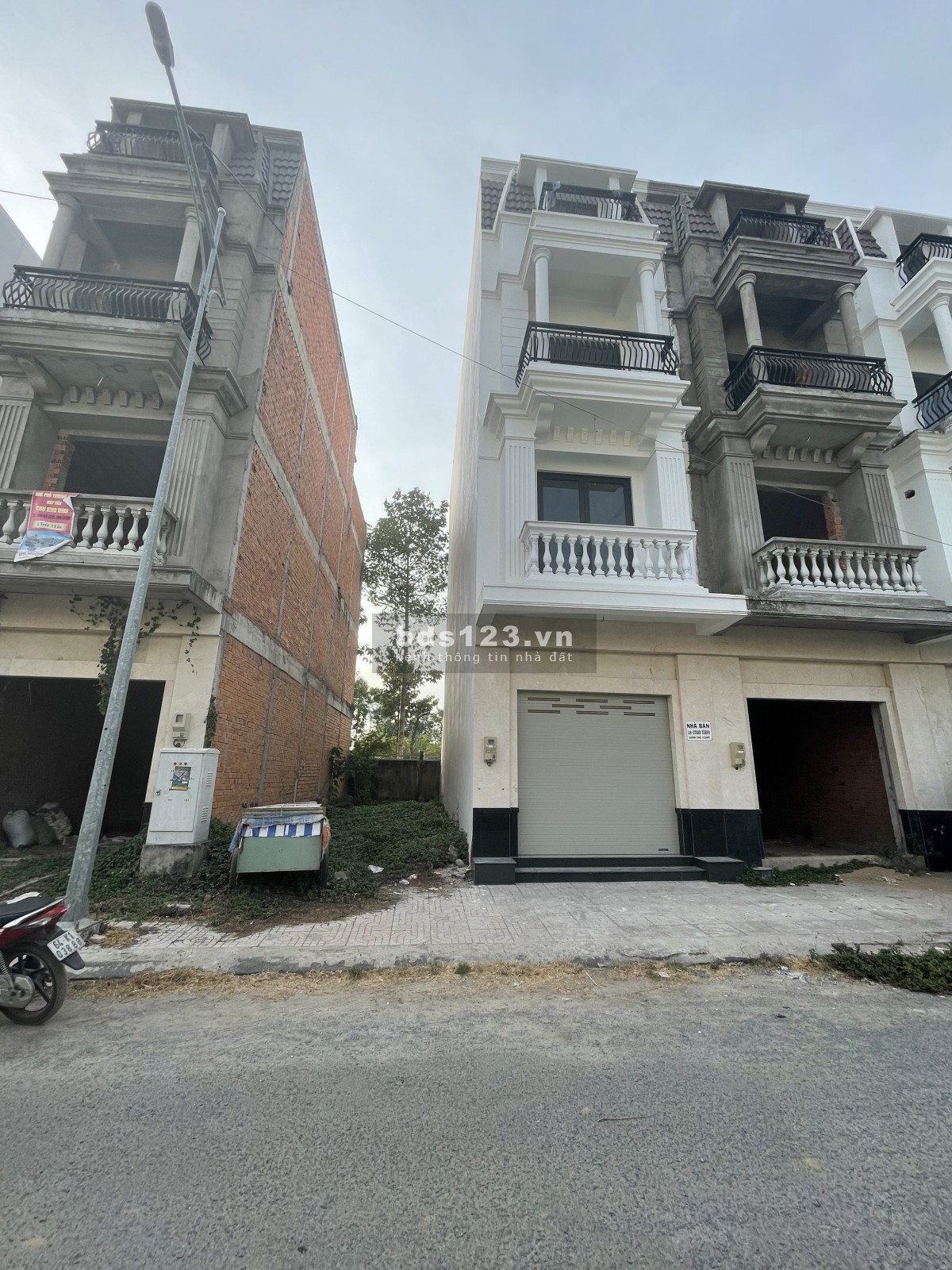 Bán nhà phố 1 trệt 3 lầu, mặt tiền chợ Bình Minh