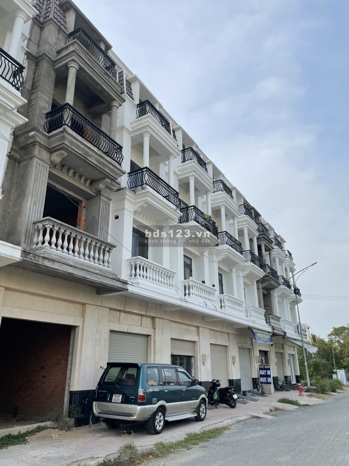 Bán nhà phố 1 trệt 3 lầu, mặt tiền chợ Bình Minh