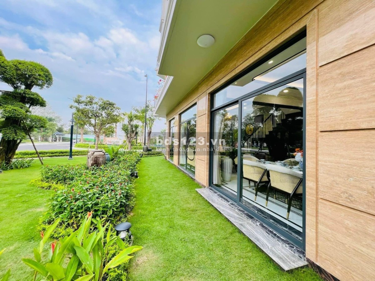 Bán nhà phố đẹp khu compound Khang Điền: 1 trệt 3 lầu, 6PN, 5WC, XD 280m2 giá 18 tỷ