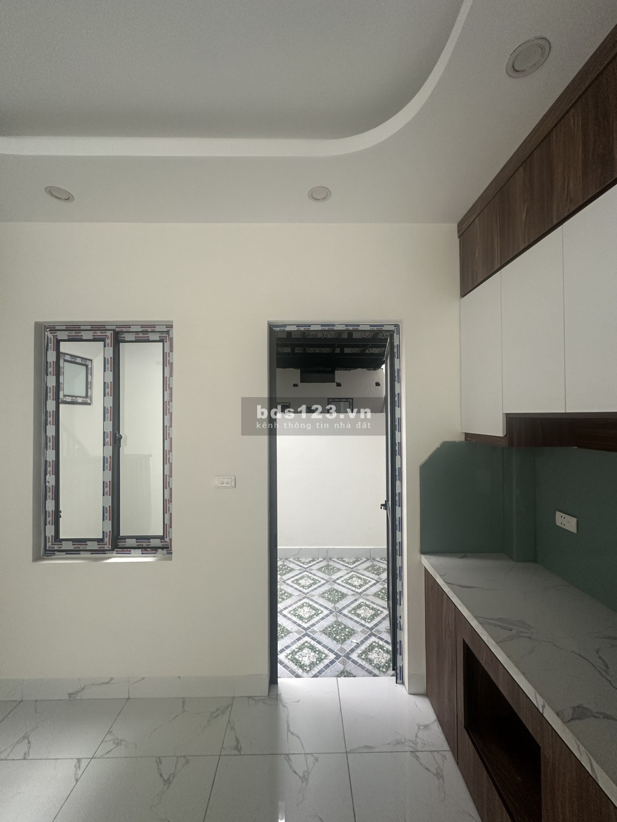 Chính chủ cần bán nhà 56M2, nhà mặt tiền, 5 phòng ngủ, ô tô lùi tận cửa