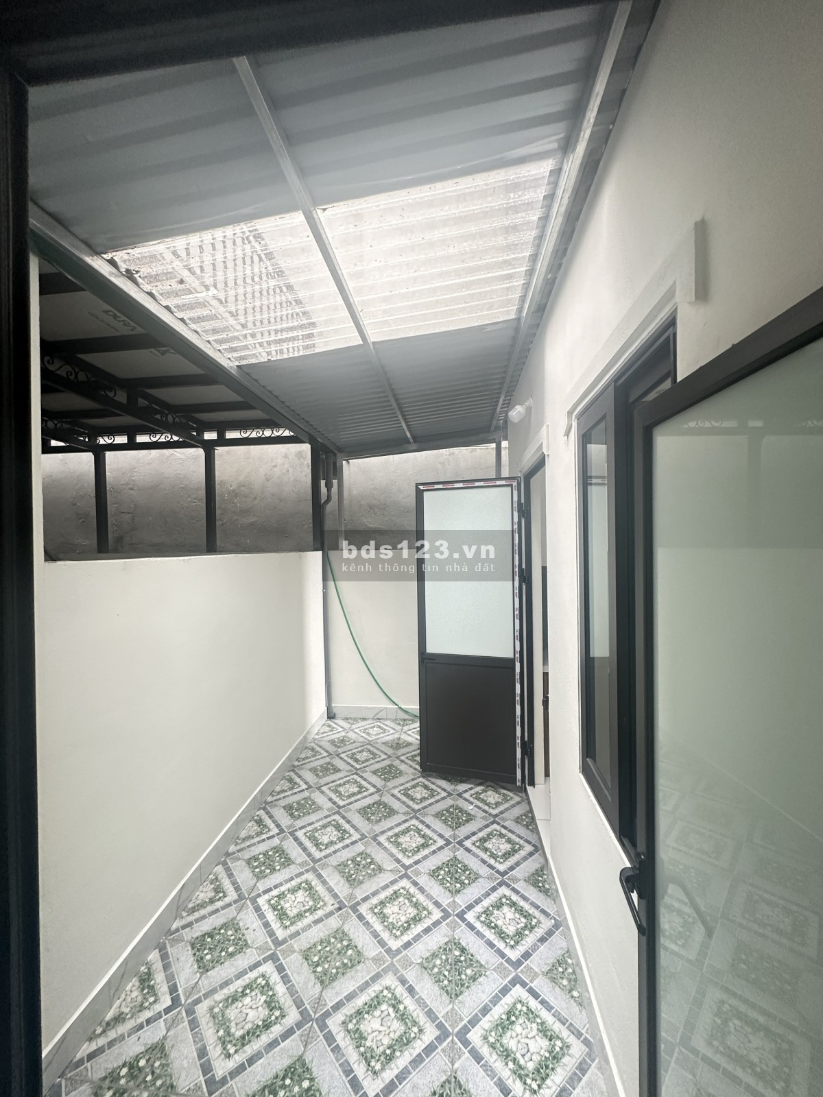 Chính chủ cần bán nhà 56M2, nhà mặt tiền, 5 phòng ngủ, ô tô lùi tận cửa