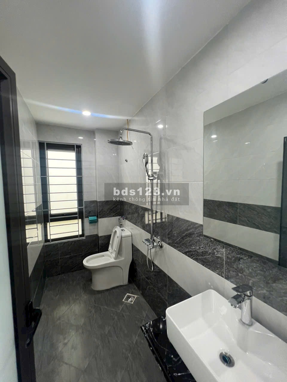Bán nhà đẹp liền kề 2 căn khang trang 42m, 3.250 ty/ 1 căn