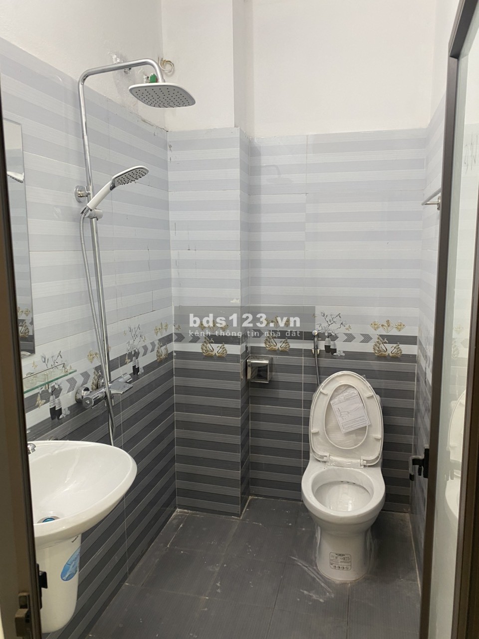 (Hot) bán gấp nhà 57m2, ô tô đỗ cửa, đầy đủ công năng, dọn về ở ngay, giá 2,65 tỷ