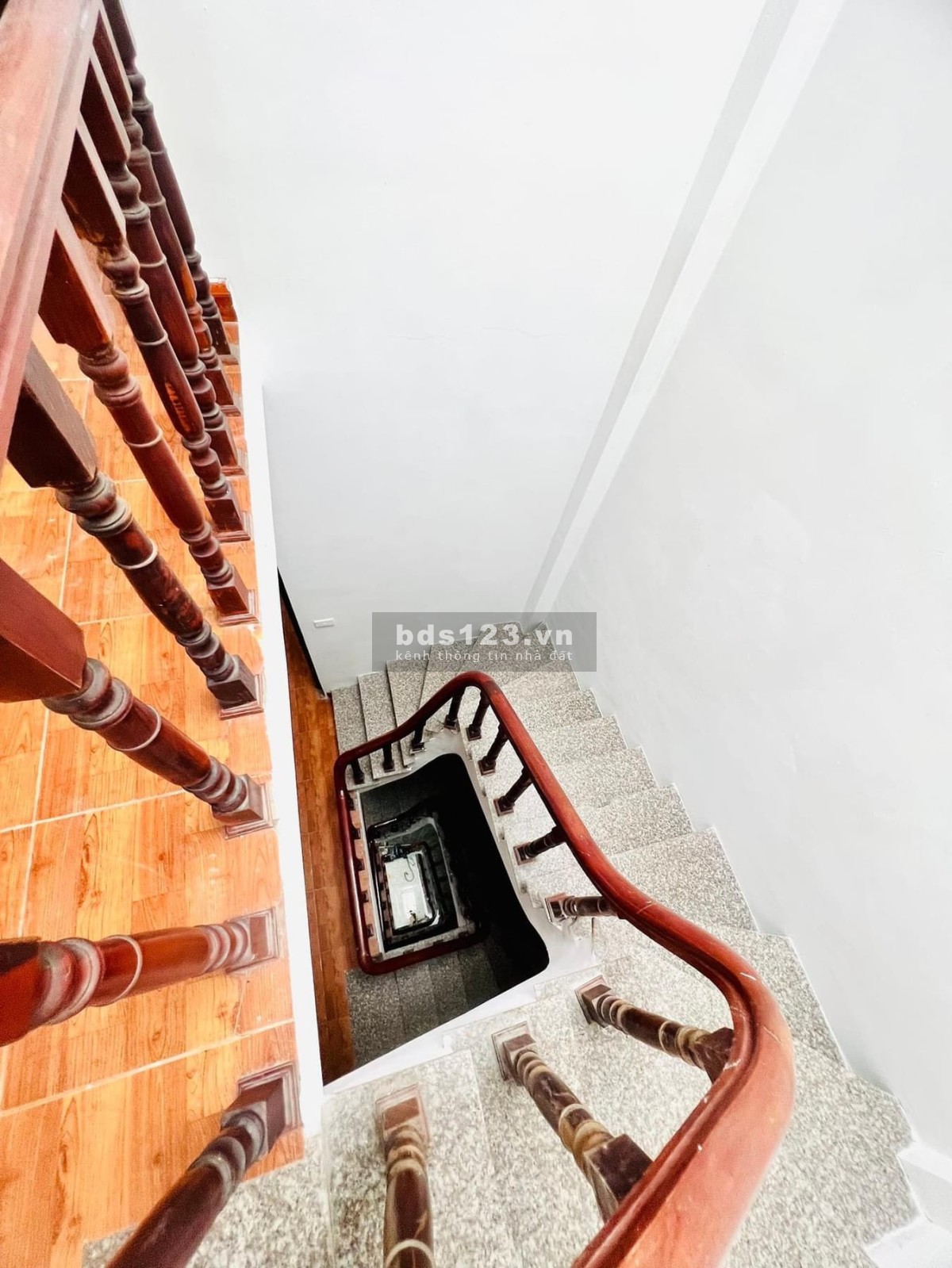 Bán nhà riêng tại Lạc Long Quân, Tây Hồ diện tích 45M2 giá 6.89 tỷ