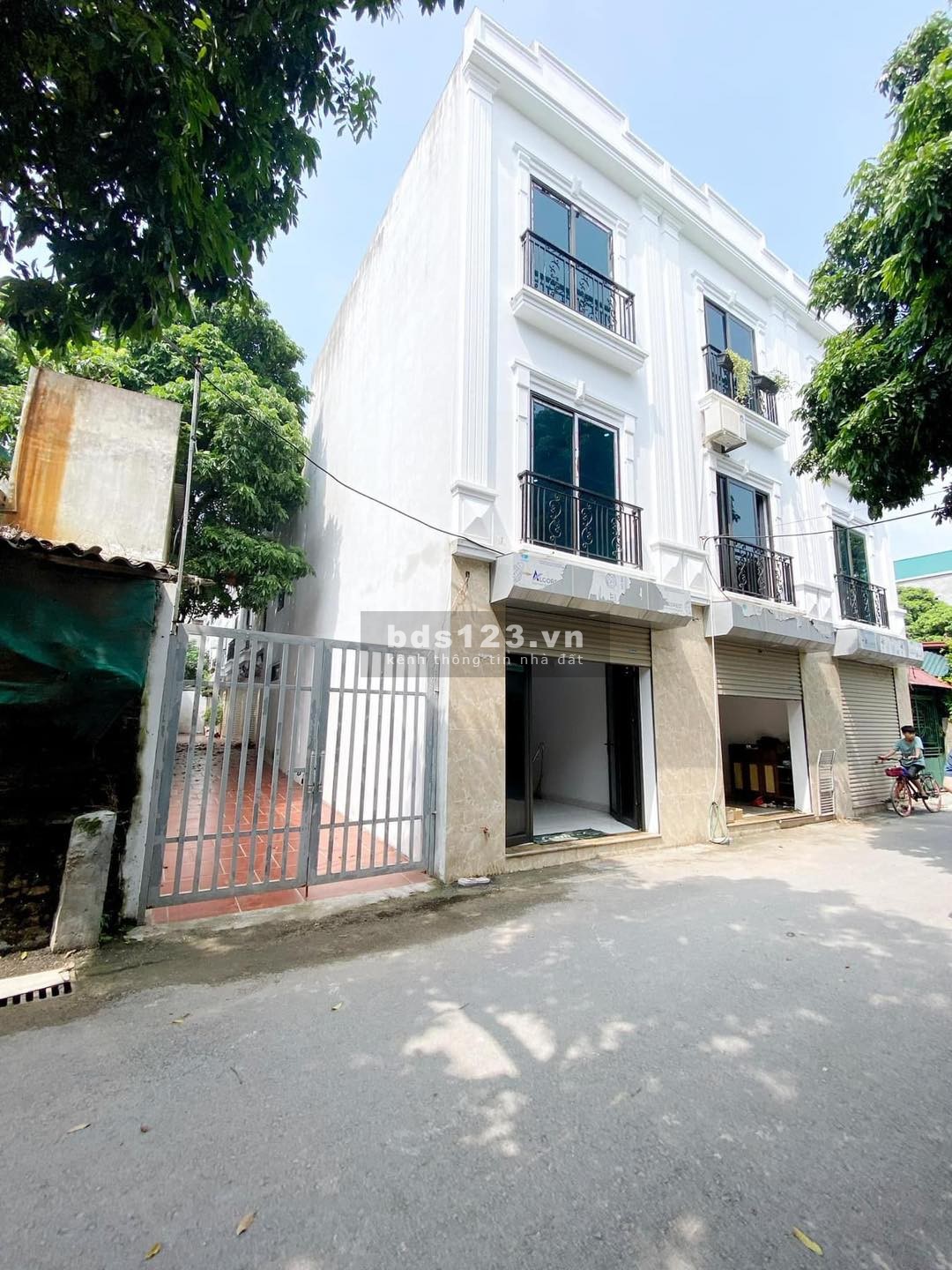 Nhà đẹp 3T x 57m2 full nội thất. Ngõ rộng ô tô vào Giá 2,x tỷ